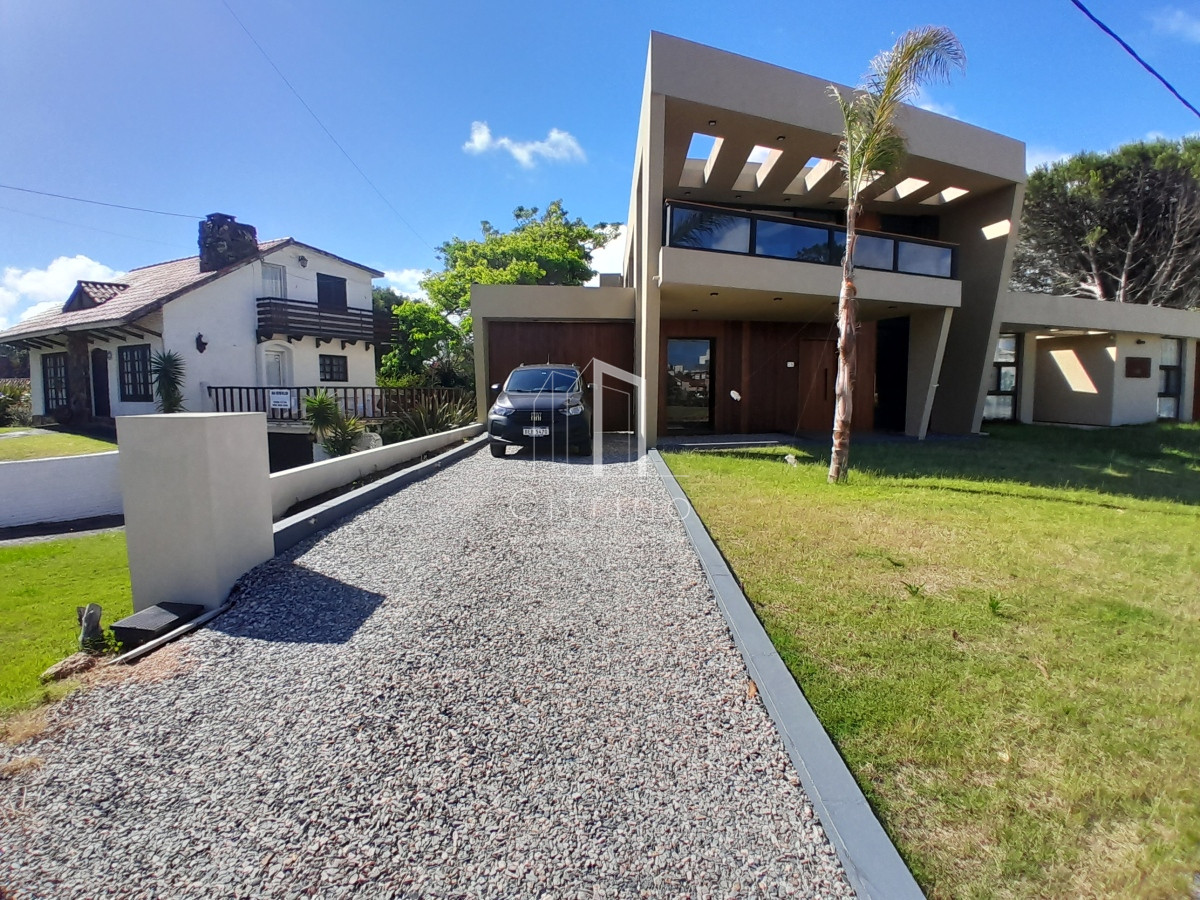Casa ID.1215 - PUNTA DEL ESTE PINARES MODERNA CASA A ESTRENAR DE 3 DORMITORIOS PARRILLERO PISCINA