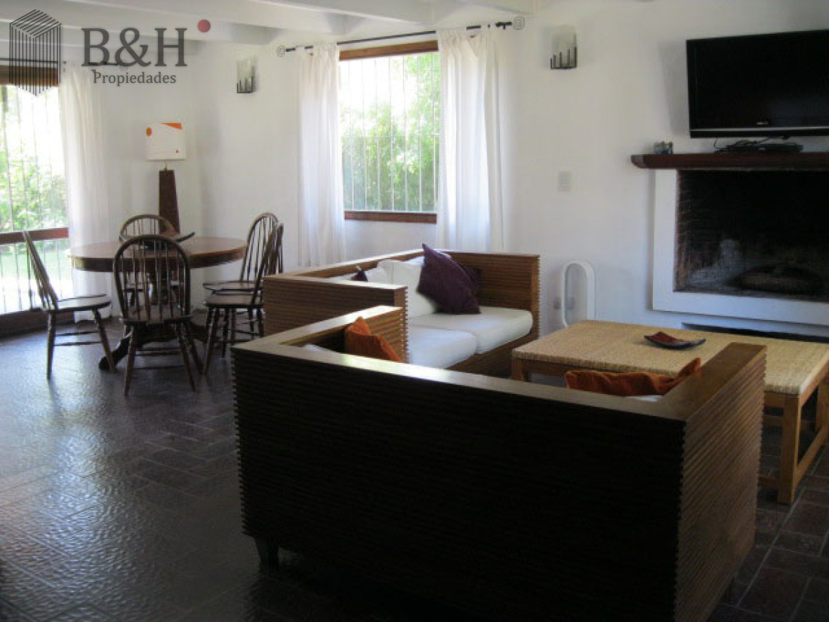 Casa ID.2139 - PUNTA DEL ESTE PINARES CASA DE. 4 DORMITORIOS 2 BAÑOS PARRILLERO