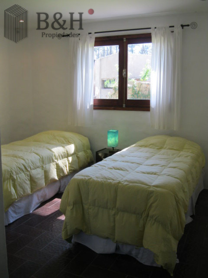 Casa ID.2139 - PUNTA DEL ESTE PINARES CASA DE. 4 DORMITORIOS 2 BAÑOS PARRILLERO