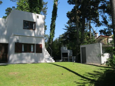 PUNTA DEL ESTE PINARES CASA DE. 4 DORMITORIOS 2 BAÑOS PARRILLERO