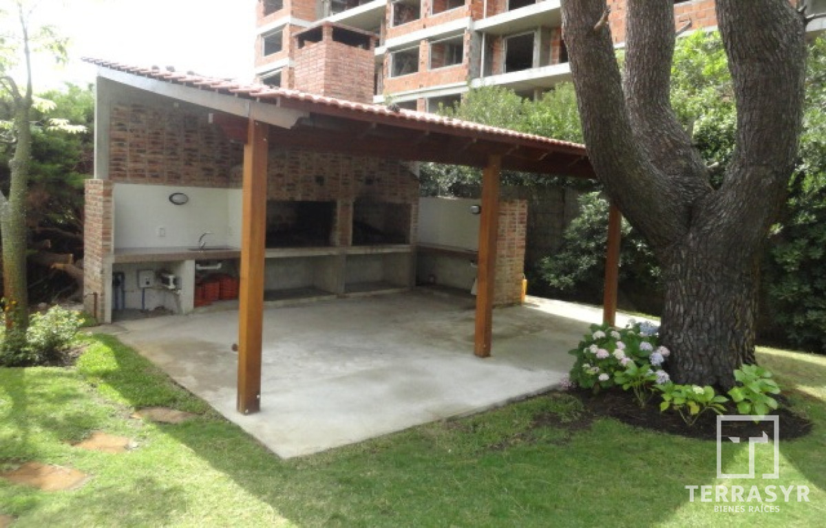 Apartamento ID.24 - PUNTA DEL ESTE AIDY GRILL APTO 2 DORMITORIOS 2 BAÑOS GARAGE