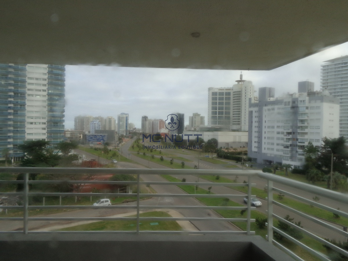 Apartamento Ref.556/ - PUNTA DEL ESTE APARTAMENTO 2 DORMITORIOS EDIFICIO CON SERVICIOS