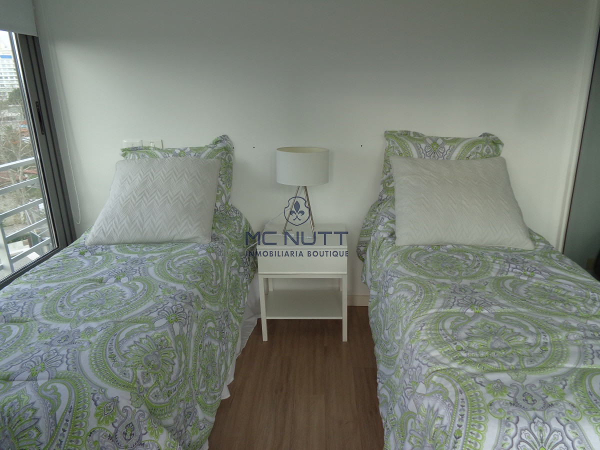 Apartamento Ref.556/ - PUNTA DEL ESTE APARTAMENTO 2 DORMITORIOS EDIFICIO CON SERVICIOS