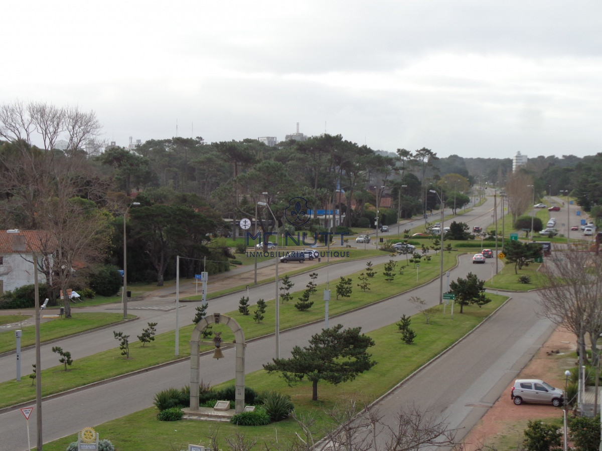 Apartamento Ref.556/ - PUNTA DEL ESTE APARTAMENTO 2 DORMITORIOS EDIFICIO CON SERVICIOS