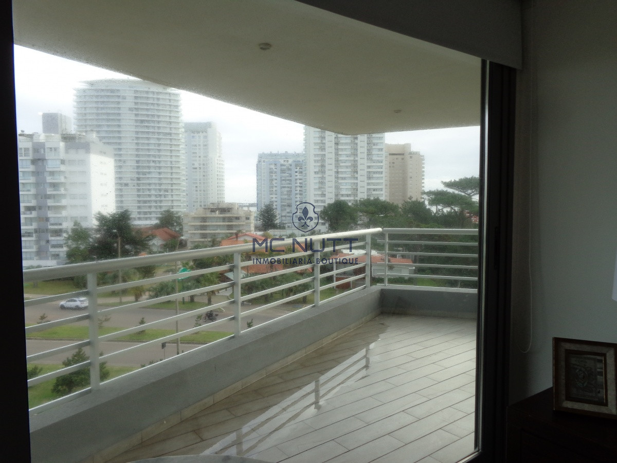 Apartamento Ref.556/ - PUNTA DEL ESTE APARTAMENTO 2 DORMITORIOS EDIFICIO CON SERVICIOS