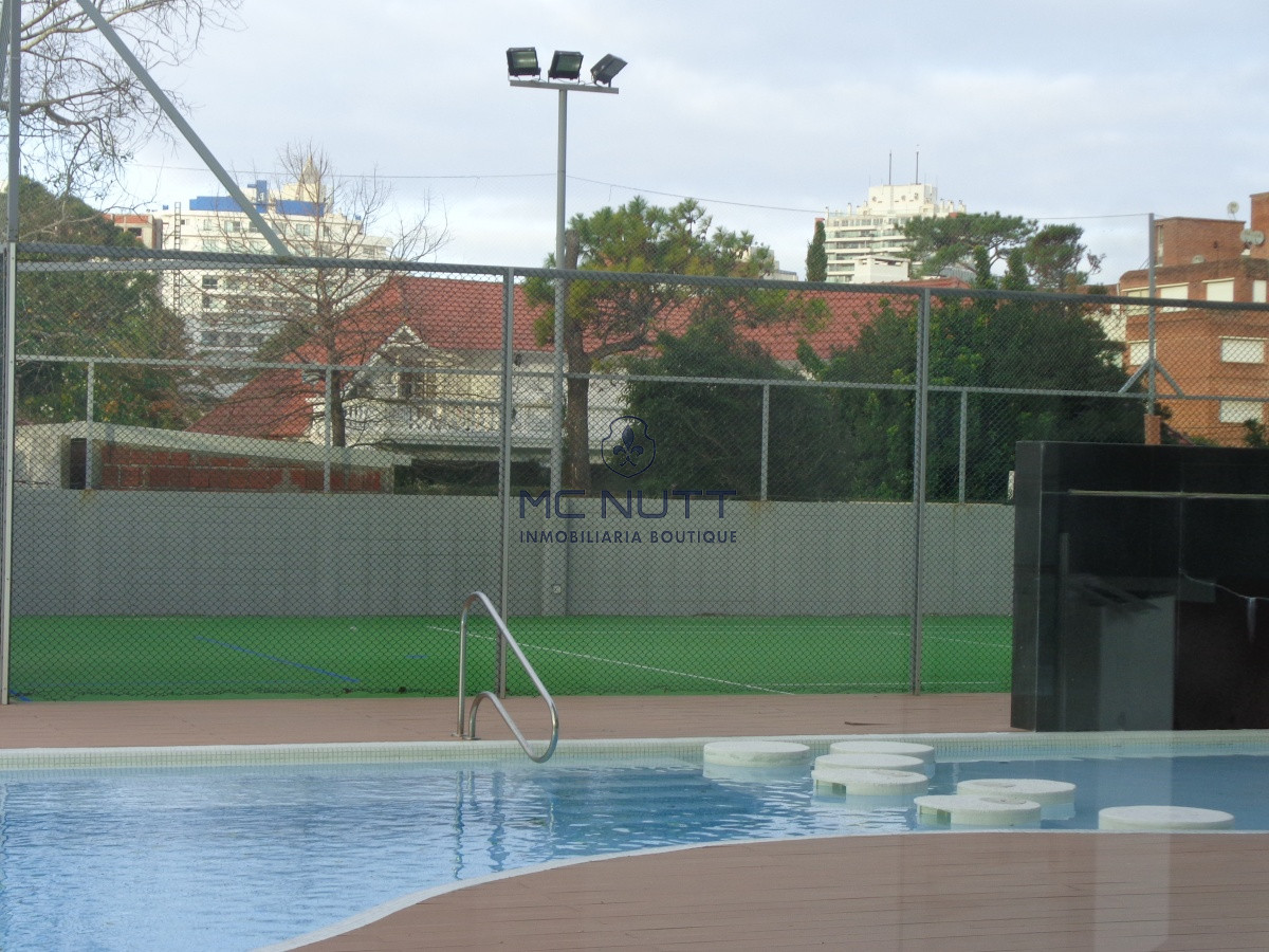 Apartamento Ref.556/ - PUNTA DEL ESTE APARTAMENTO 2 DORMITORIOS EDIFICIO CON SERVICIOS