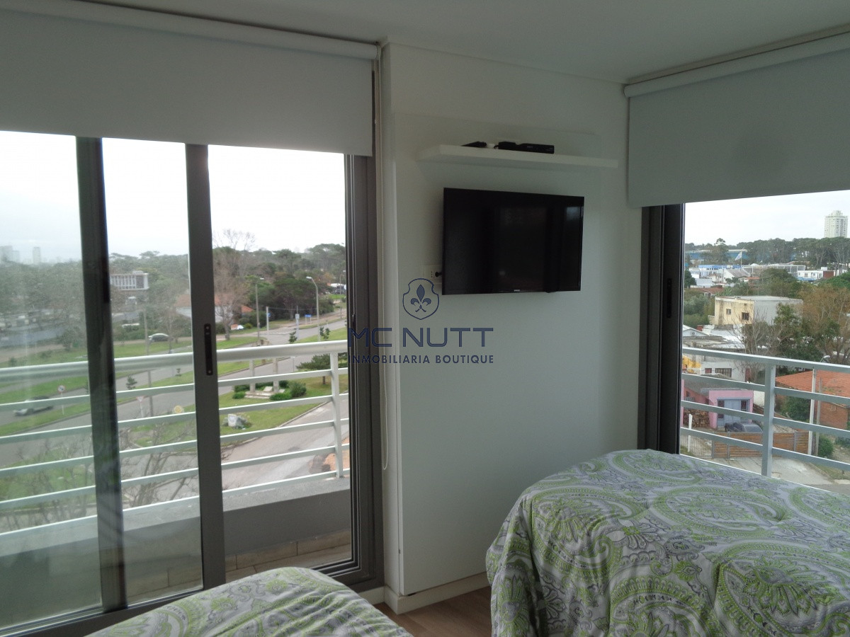 Apartamento Ref.556/ - PUNTA DEL ESTE APARTAMENTO 2 DORMITORIOS EDIFICIO CON SERVICIOS