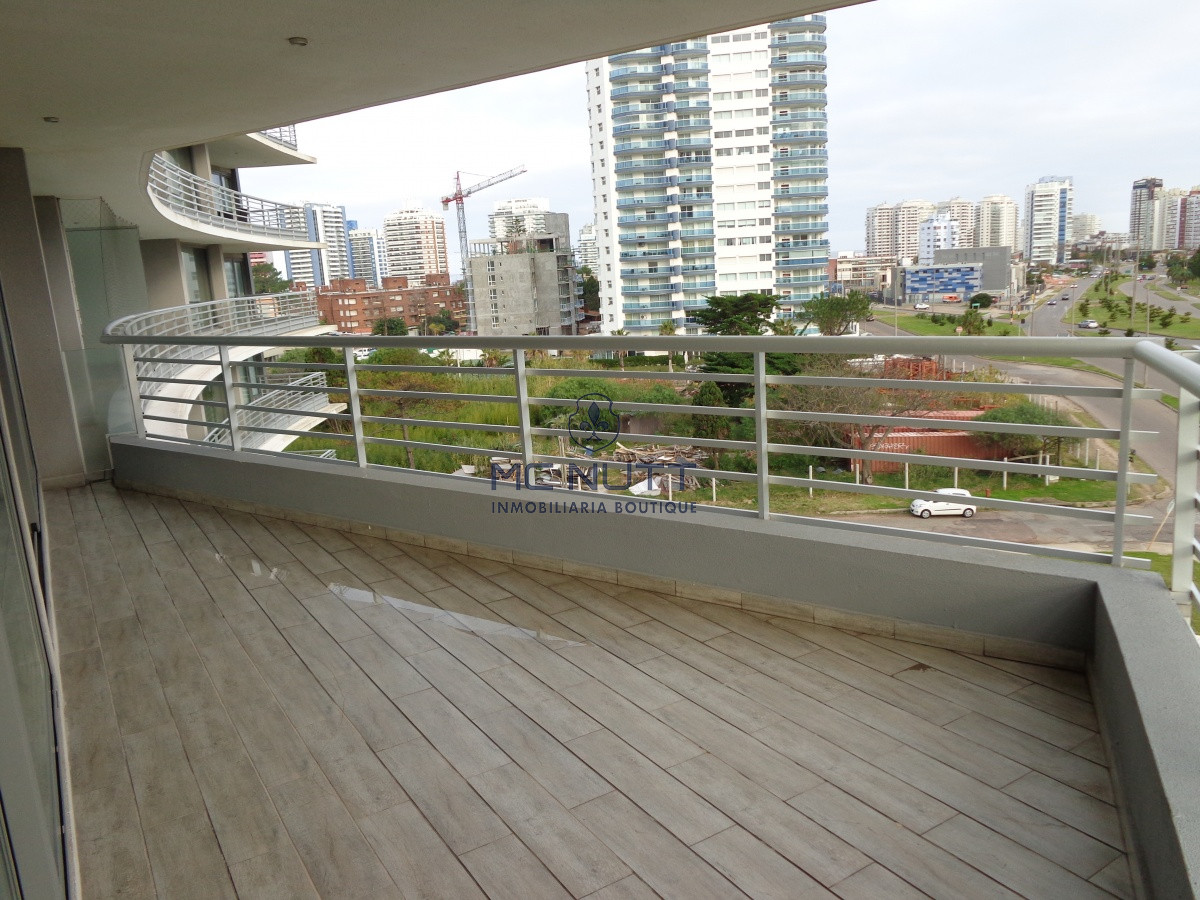 Apartamento Ref.556/ - PUNTA DEL ESTE APARTAMENTO 2 DORMITORIOS EDIFICIO CON SERVICIOS