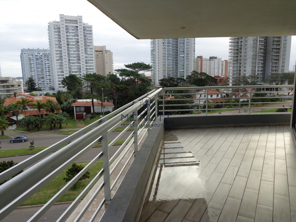 Apartamento Ref.556/ - PUNTA DEL ESTE APARTAMENTO 2 DORMITORIOS EDIFICIO CON SERVICIOS