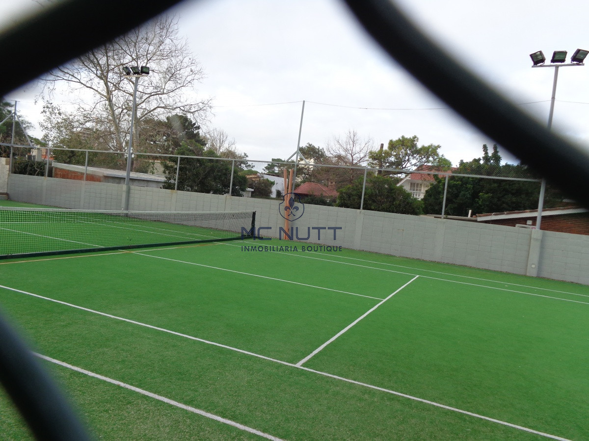 Apartamento Ref.556/ - PUNTA DEL ESTE APARTAMENTO 2 DORMITORIOS EDIFICIO CON SERVICIOS