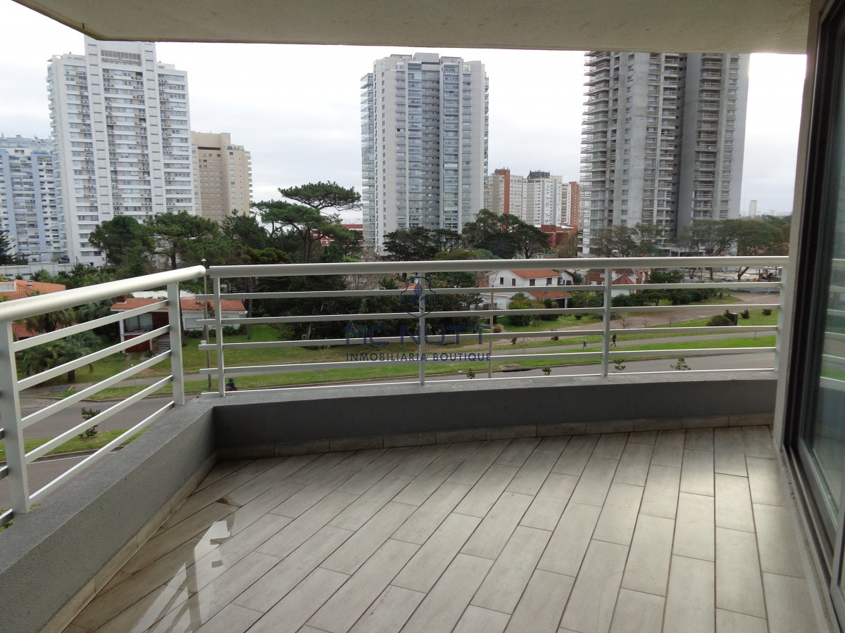 Apartamento Ref.556/ - PUNTA DEL ESTE APARTAMENTO 2 DORMITORIOS EDIFICIO CON SERVICIOS