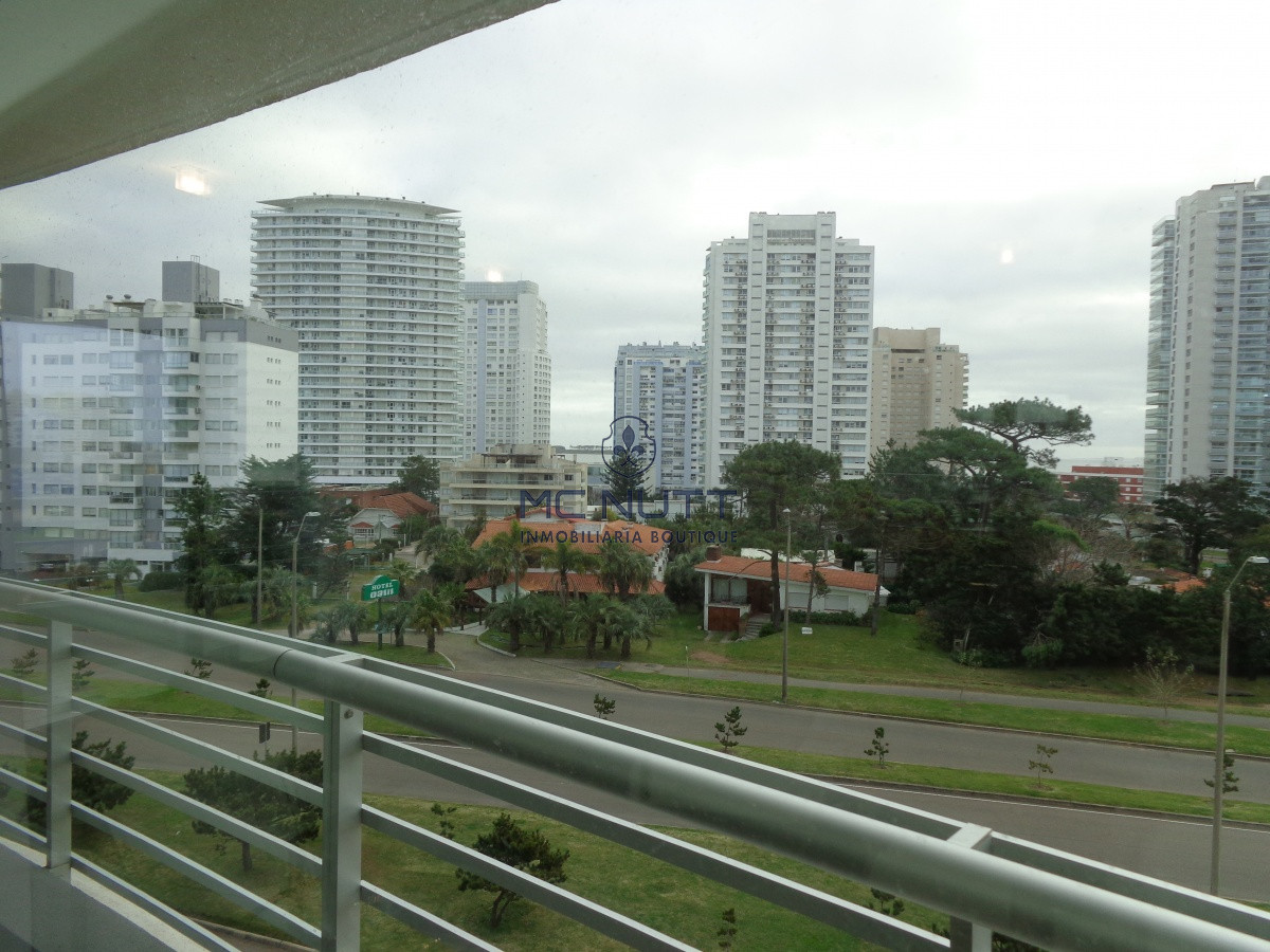 Apartamento Ref.556/ - PUNTA DEL ESTE APARTAMENTO 2 DORMITORIOS EDIFICIO CON SERVICIOS
