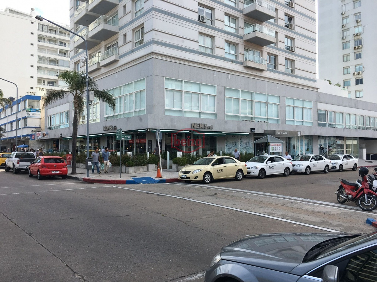 Apartamento ID.166213/Monoambiente-sobre-la-playa - PUNTA DLE ESTE PENINSULA SOBRE GORLERO MONO AMBIENTE EDIFICIO CON SERVICIOS