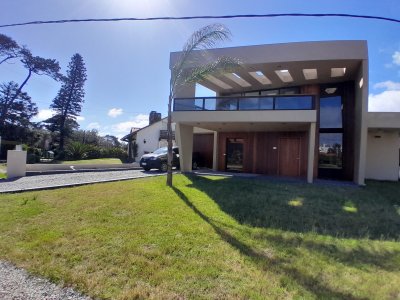 PUNTA DEL ESTE PINARES MODERNA CASA A ESTRENAR DE 3 DORMITORIOS PARRILLERO PISCINA