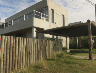 PUNTA PIEDRAS CASA DE 3 DORMITORIOS 2 BAÑOS PARRILLERO PISCINA