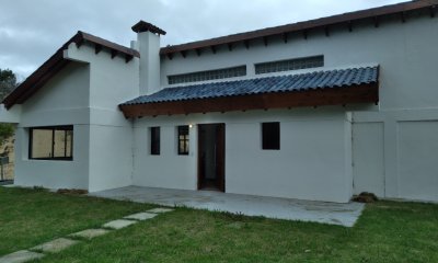 PUNTA BALLENA CLUB DEL LAGO CASA 2 DORMITORIOS  CON PARRILLERO TECHADO