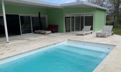 PUNTA BALLENA CASA EN BARRIO CERRADO SOBRE CAMINO LUSSICH 4 SUITES PISCINA