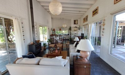 COLONIA SE VENDE CASA DE  3  DORMITORIOS CON HERMOSO ENTORNO VERDE !!!