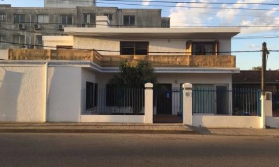 MALDONADO CENTRO CASA EN 2 PLANTAS CON ENTRADAS INDEPENDIENTES, LOCAL, ESTACIONAMIENTO PARA 4 AUTOS