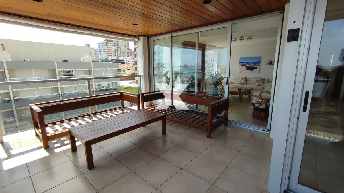 Apartamento ID.238 - Excelente apartamento en primera línea. Amplio y con muy linda vista.