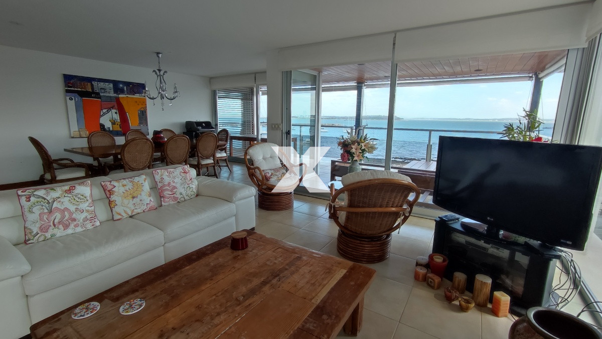 Apartamento ID.238 - Excelente apartamento en primera línea. Amplio y con muy linda vista.