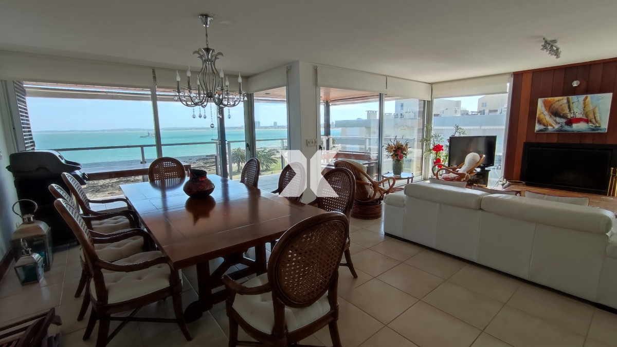 Apartamento ID.238 - Excelente apartamento en primera línea. Amplio y con muy linda vista.
