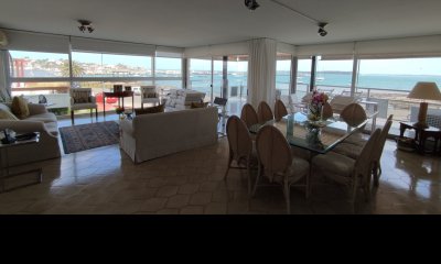 Amplio apartamento con vista al mar y a la rambla portuaria en venta.