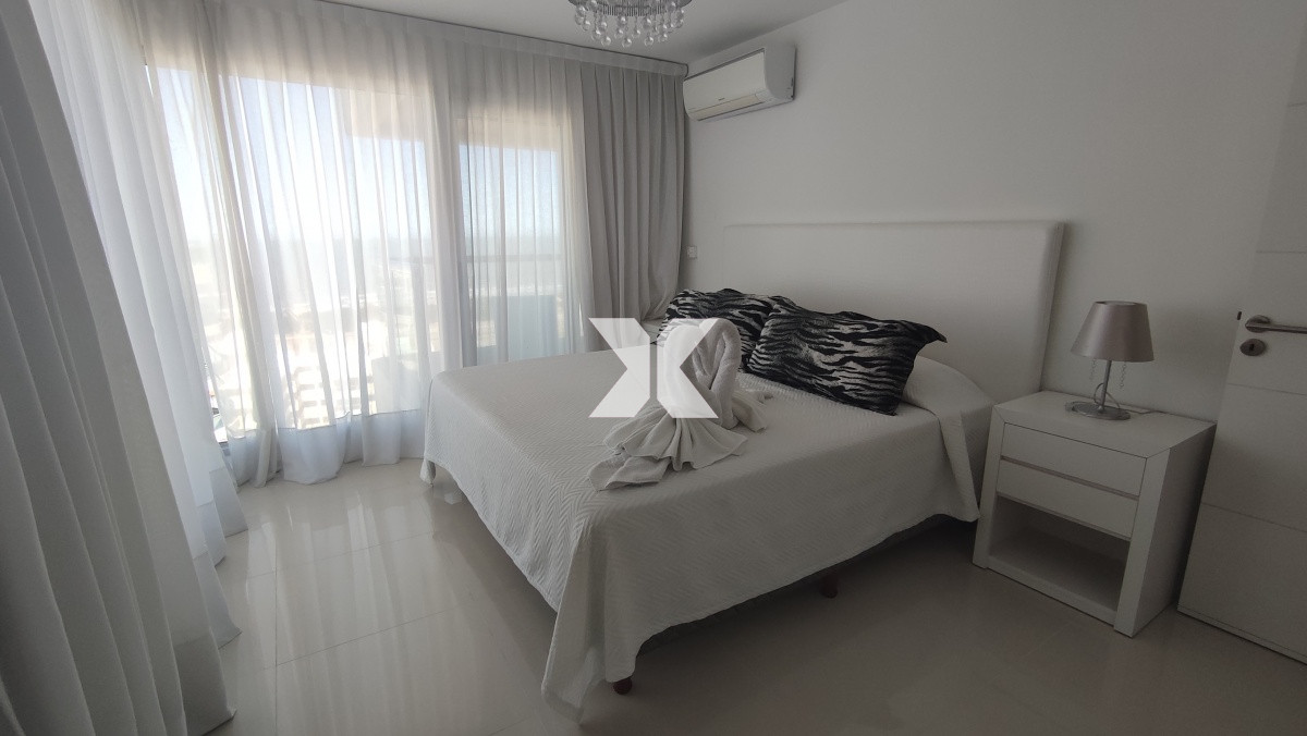 Apartamento ID.255 - Muy lindo apartamento en torre con servicios a pasos de Playa Brava.