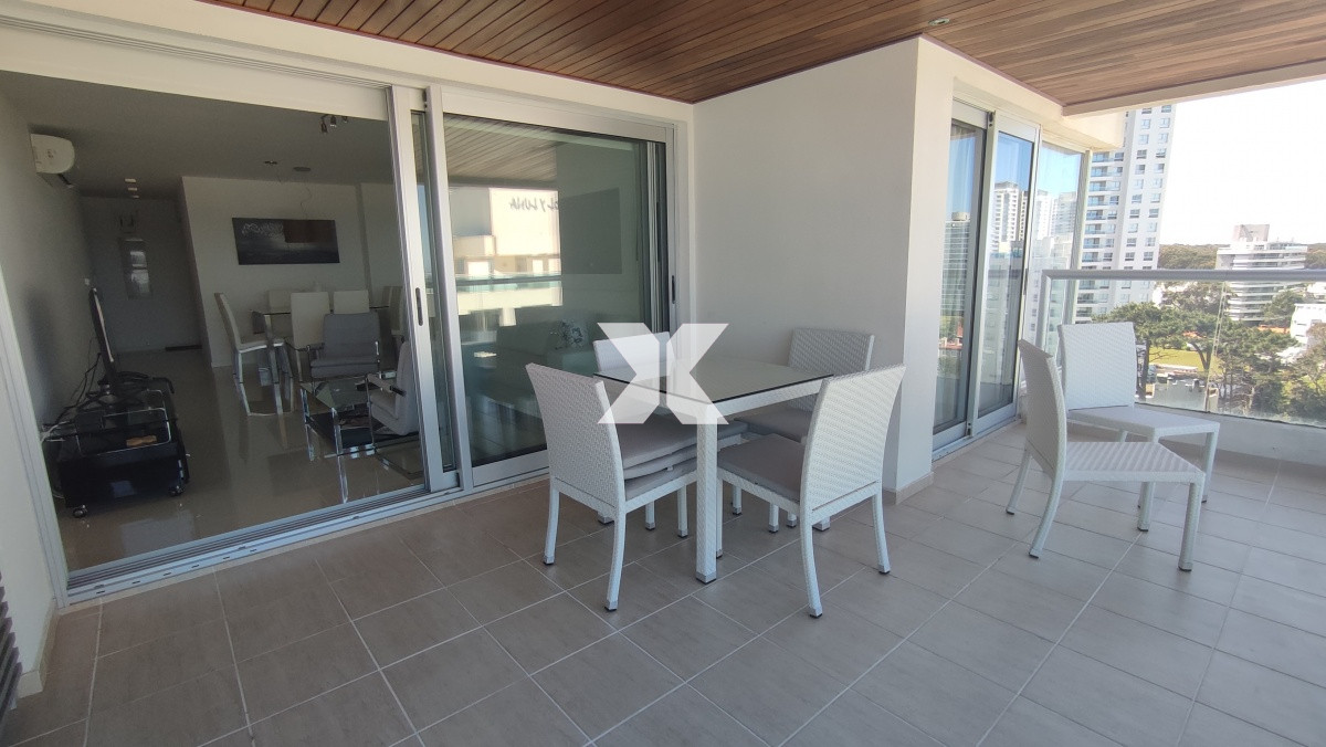 Apartamento ID.255 - Muy lindo apartamento en torre con servicios a pasos de Playa Brava.
