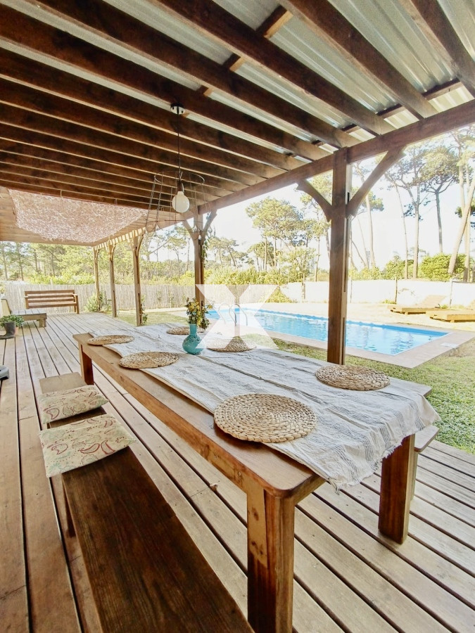 Moderna y luminosa casa en uno de los barrios privados más buscados de Punta  - XNA429C