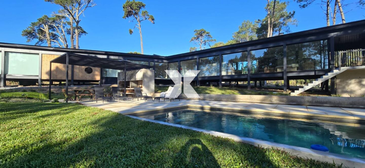 Casa en alquiler de 5 dormitorios en Barrio Golf, Punta del Este! - XNA590C