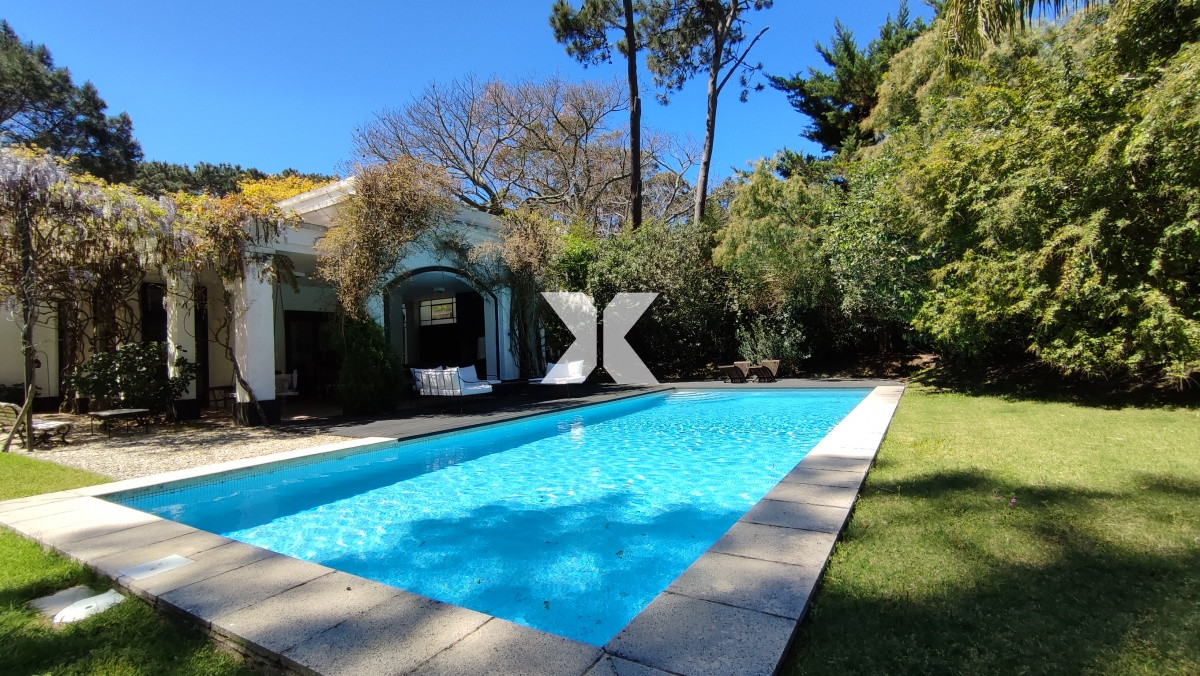 Hermosa casa con amplio jardín y piscina. - XNA247C