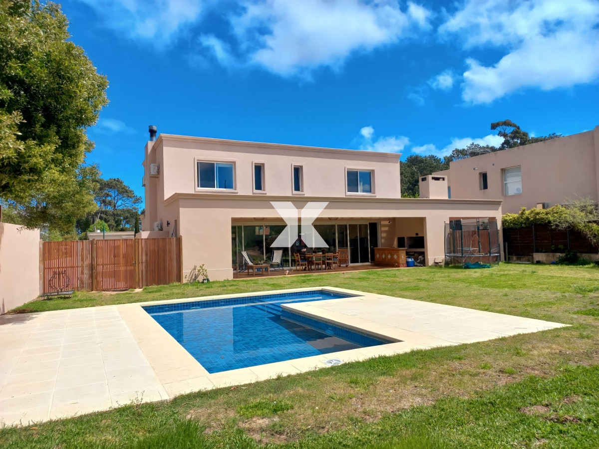 Excelente Casa en barrio privado  - Punta Del Este - XNA332C