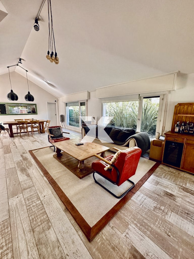 Espectacular casa a pasos del mar en la mejor zona de Punta del Este ! - XNA406C