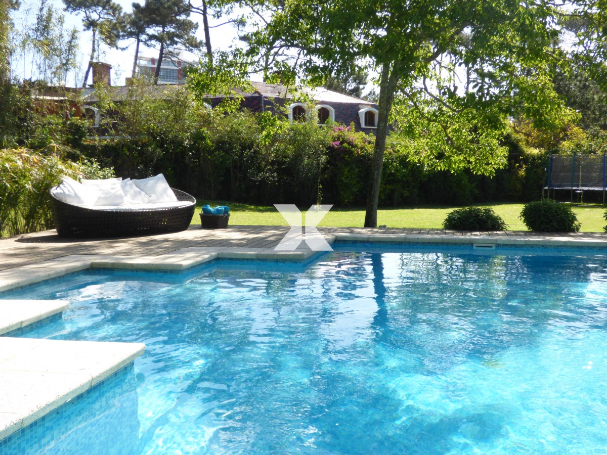 Espectacular casa de estilo con piscina climatizada y amplio jardín. - XNA243C