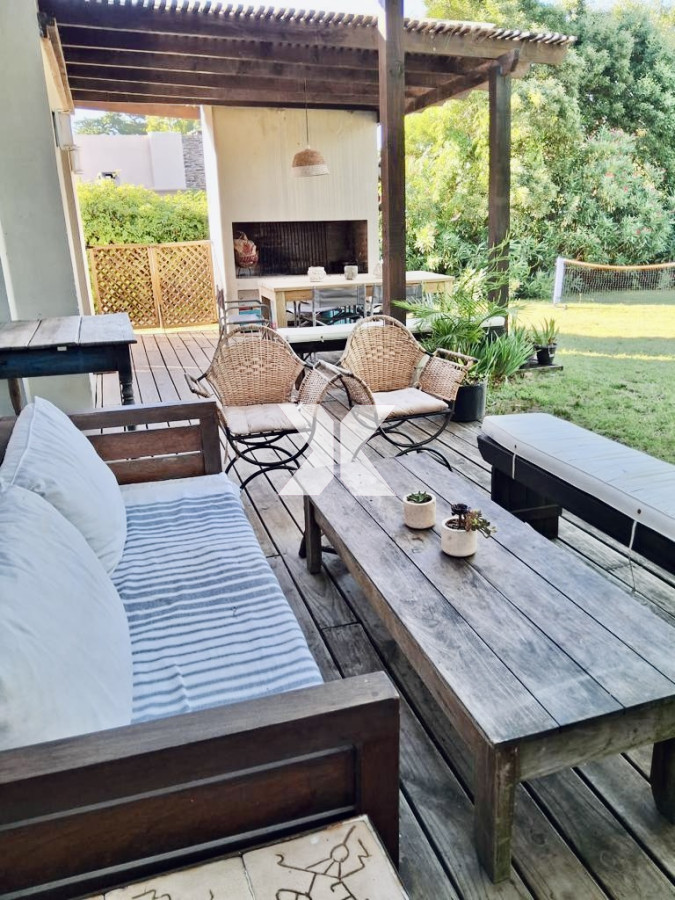 Muy Linda Casa en La Arbolada  - XNA17C