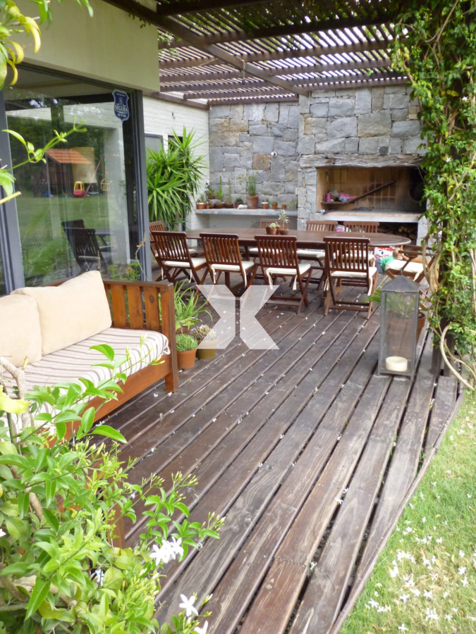 Casa ID.378 - Hermosa casa con amplio jardin y parrillero 