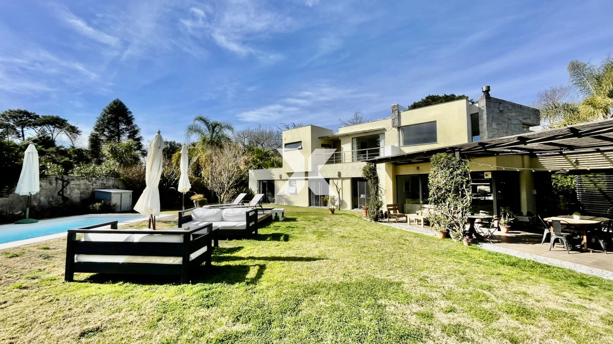 Casa ID.378 - Hermosa casa con amplio jardin y parrillero 