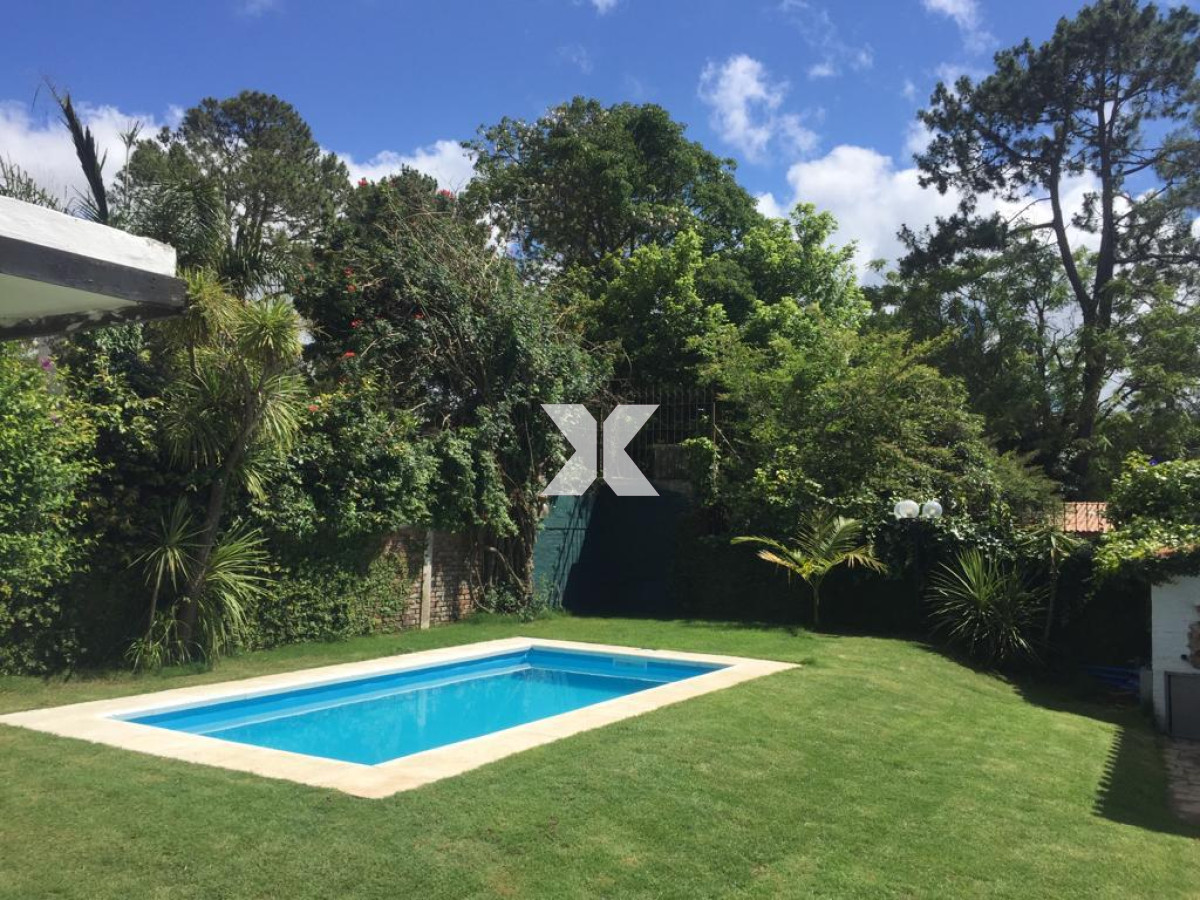 Casa ID.254 - Muy linda casa con jardín, parrillero y piscina. Pronta para disfrutar!