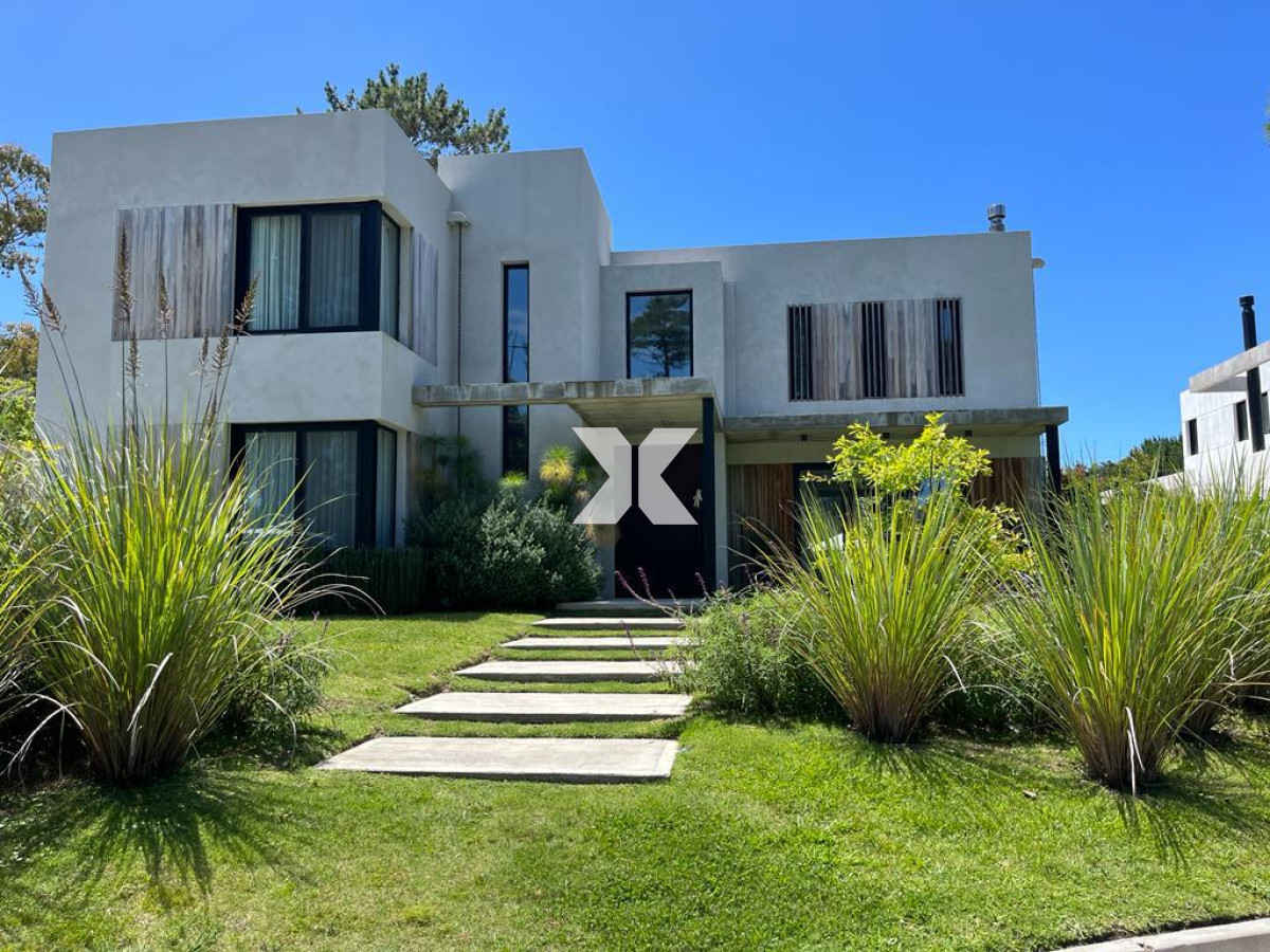 Hermosa casa en barrio privado - XNA497C