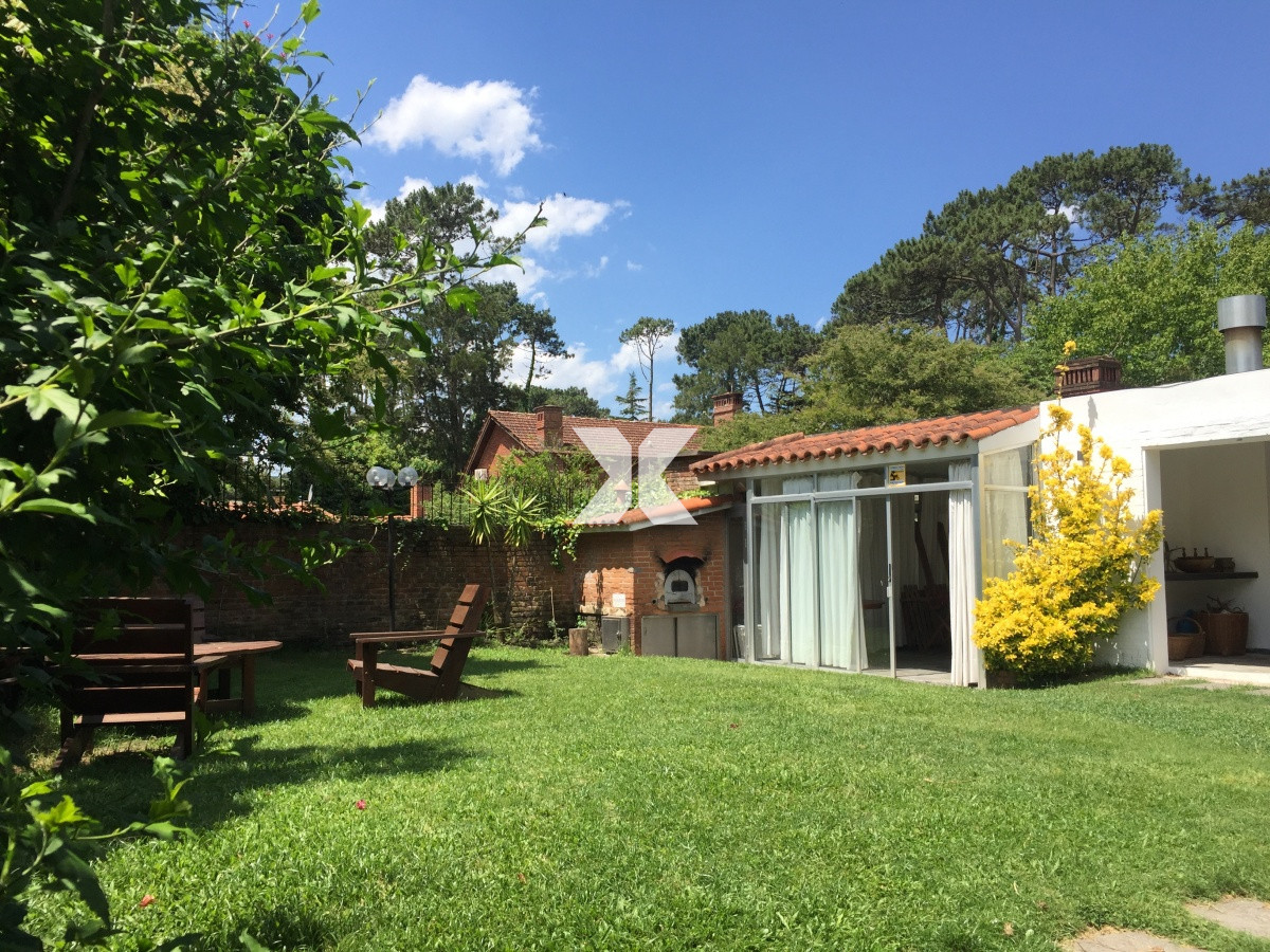Casa ID.254 - Muy linda casa con jardín, parrillero y piscina. Pronta para disfrutar!