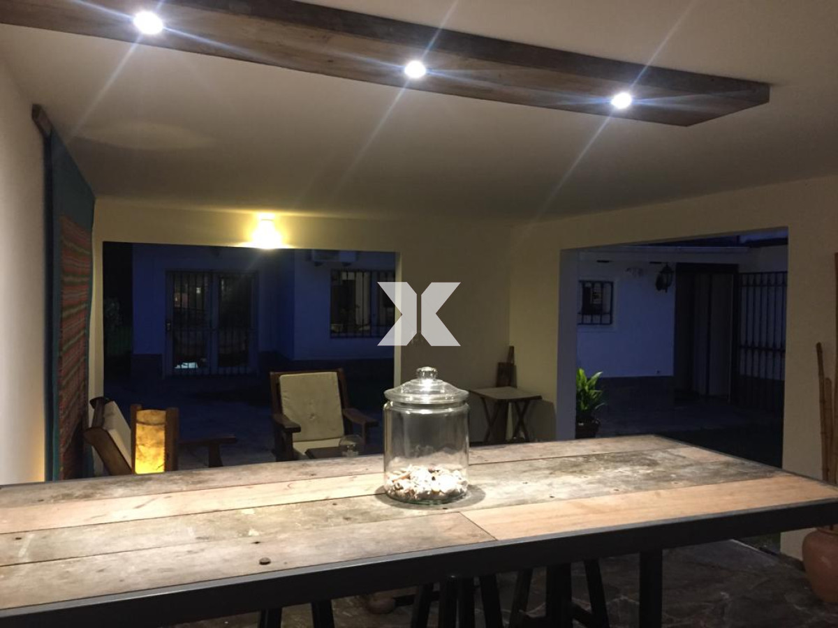 Casa ID.254 - Muy linda casa con jardín, parrillero y piscina. Pronta para disfrutar!