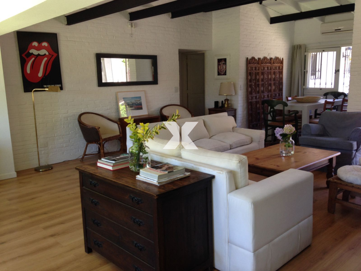 Casa ID.254 - Muy linda casa con jardín, parrillero y piscina. Pronta para disfrutar!