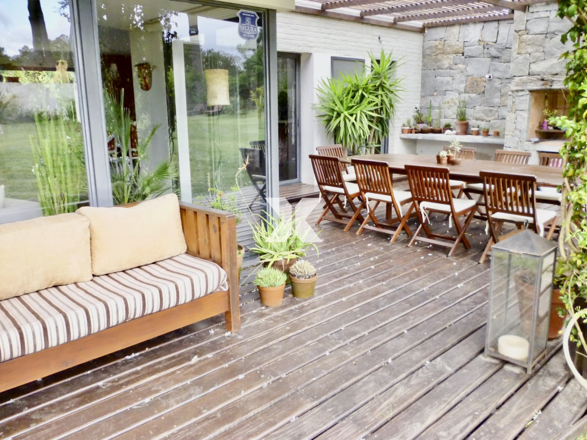 Casa ID.378 - Hermosa casa con amplio jardin y parrillero 