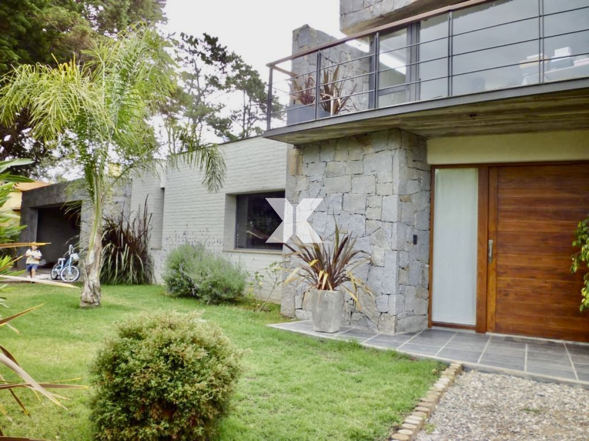 Casa ID.378 - Hermosa casa con amplio jardin y parrillero 