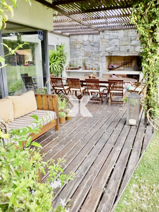 Casa ID.378 - Hermosa casa con amplio jardin y parrillero 
