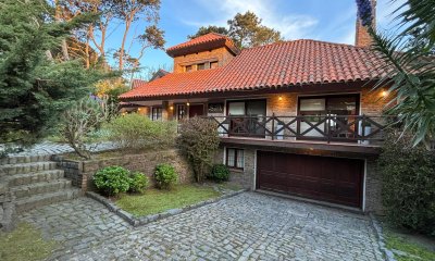 Casa en venta de 6 dormitorios con piscina climatizada y barbacoa!