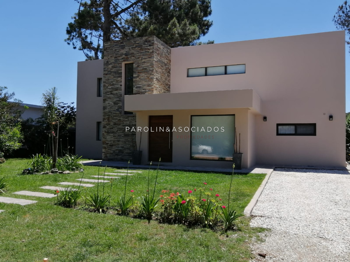Casa minimalista en barrio privado