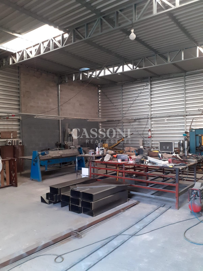 Local Comercial ID.945 - Excelente galpón y local comercial