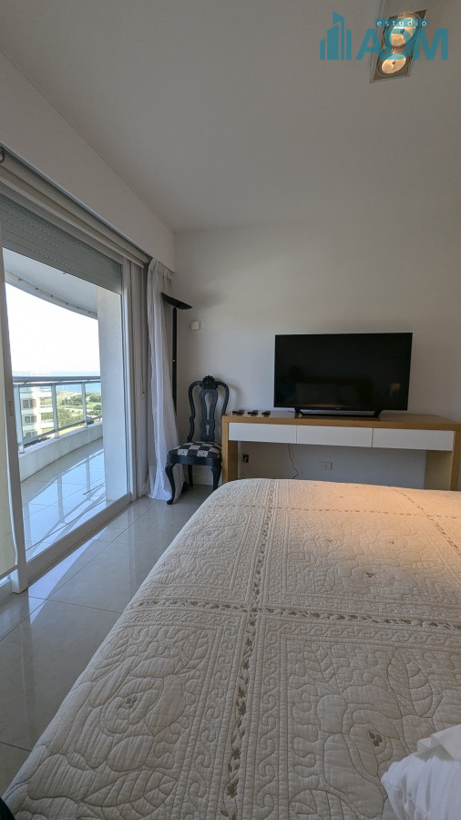 Apartamento ID.1665 - Alquiler departamento frente al mar, 4 suites y dependencia.